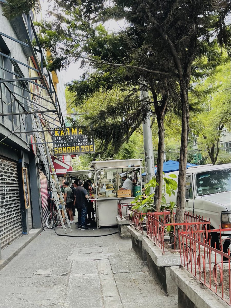Sonora/Insurgentes ⁦<a href="/SandraCuevas_/">Sandra Cuevas</a>⁩  ⁦<a href="/AlcCuauhtemocMx/">Alcaldía Cuauhtémoc</a>⁩ el peatón por donde quieren que pase ?