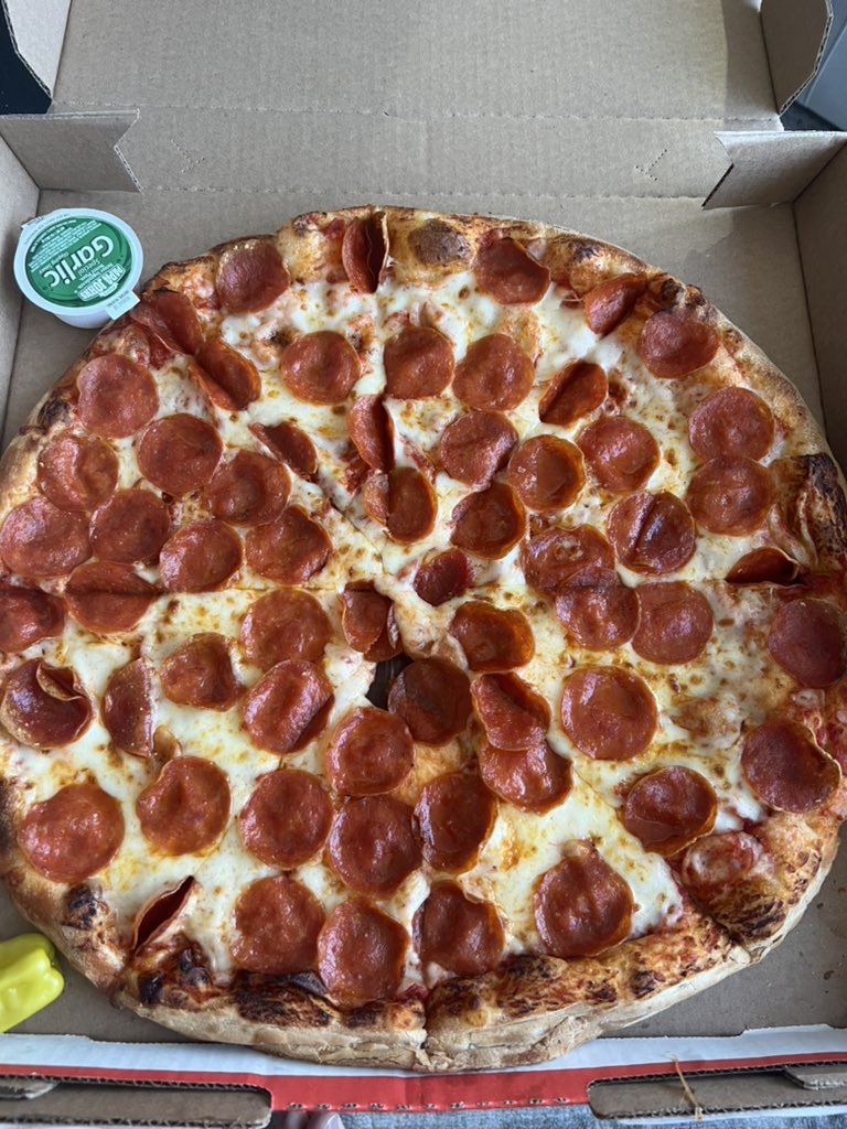 demartinodesign's tweet photo. @PapaJohns my pizza has a whole in it….. https://t.co/ZUixiuHSdD