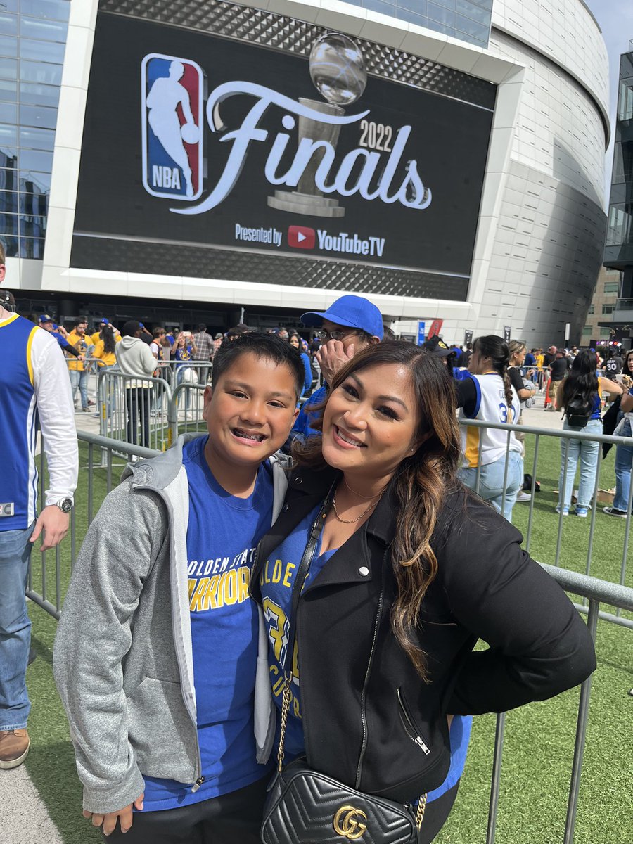 LenoreAntonio's tweet photo. Let’s go @warriors!! 💙💛 we out here!! #WarriorsGround #dubnation https://t.co/KuKEOEKRcc
