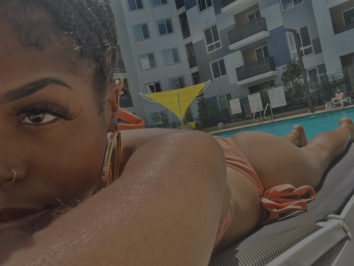 Mari___KM's tweet photo. Bliss and Beauty 🌴🥂👑 #losangeles #california #poolside #sexy #pink #melanin #beautiful https://t.co/VZl4L3Z41X