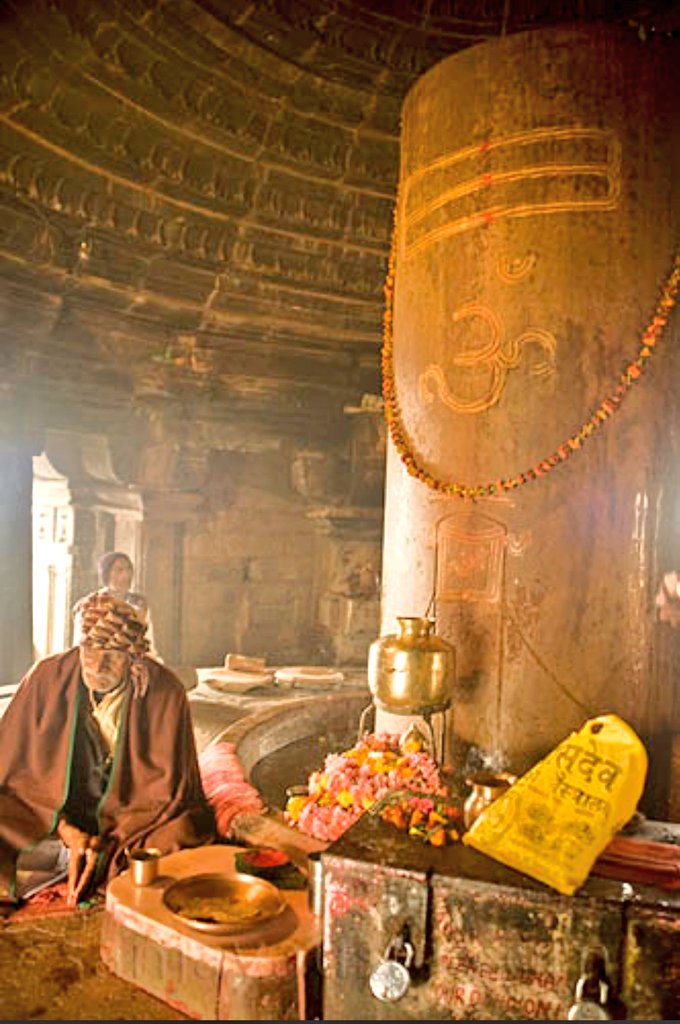 iamitperiwal's tweet photo. The massive linga in Matangesvara temple, Khajuraho...!😊💓 https://t.co/IZTykkO6hI