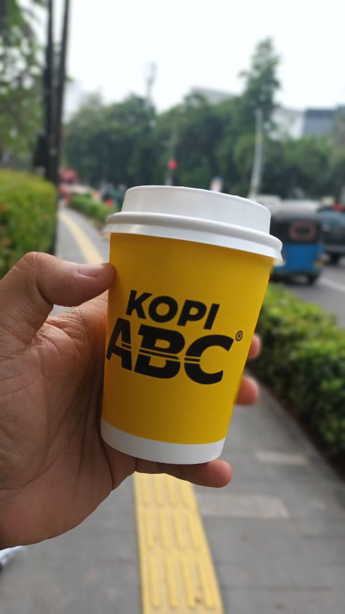buitenzorg1979's tweet photo. @kopimantapABC pagi2 turun dr kereta di stasiun Cikini dikasih Kopi ABC auto gak ngantuk. https://t.co/C7a5JRTSjQ