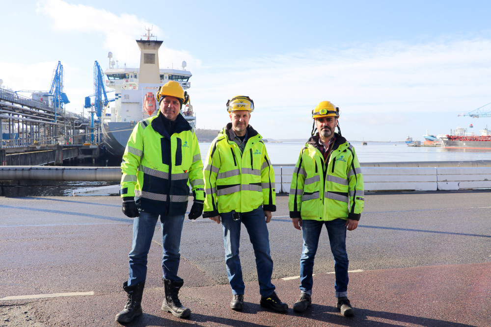 Göteborgs Hamn först i världen med att elansluta tankfartyg i farlig miljö. Målet är att sätta en ny global gemensam standard för elanslutning i energihamnar.  https://t.co/elaUtMMBti https://t.co/vOTvvEloKA