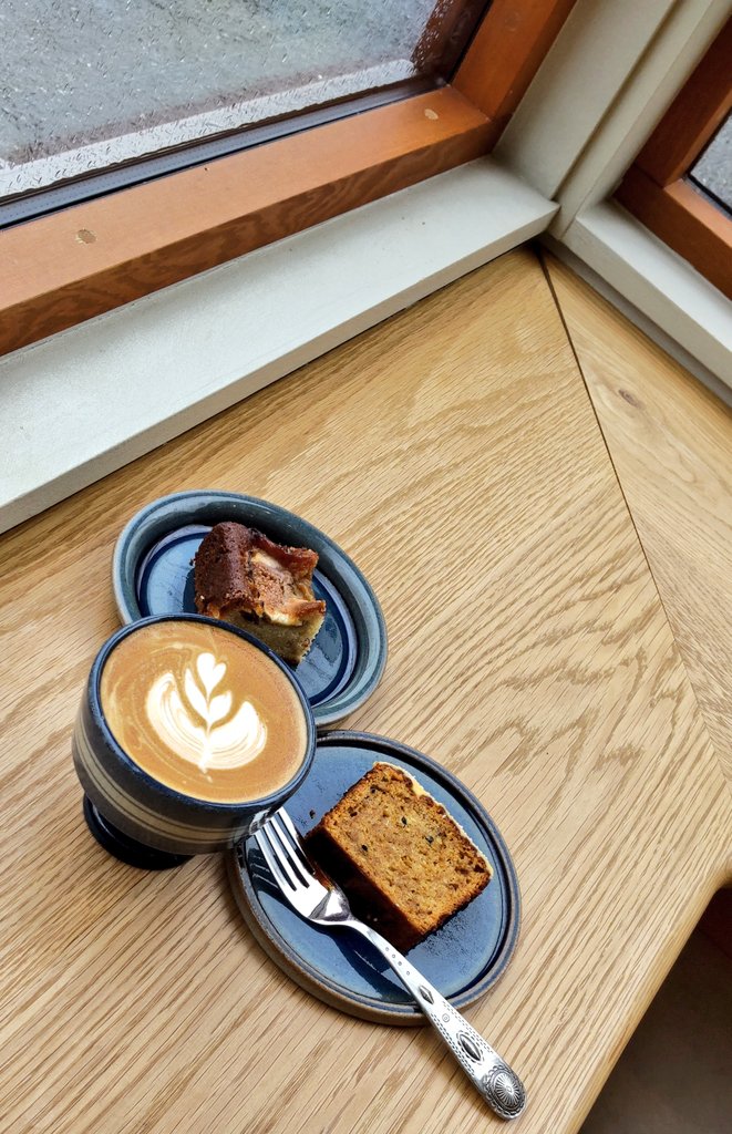 haruwo5150_did's tweet photo. そして、また来ちゃったよラスト(笑)
#poolsidecoffee

カフェラテとイチジクのケーキ（左）とパッションフルーツのケーキです❗️別腹😂

ここのケーキはホントに優しい味がします😌
ラテアートも可愛い💕
お店のお姉さんも私の事覚えていてくれた😊

ここで、今回の関東遠征＆推し活終了です🖤🐑🌰 https://t.co/v04P6RVFLg