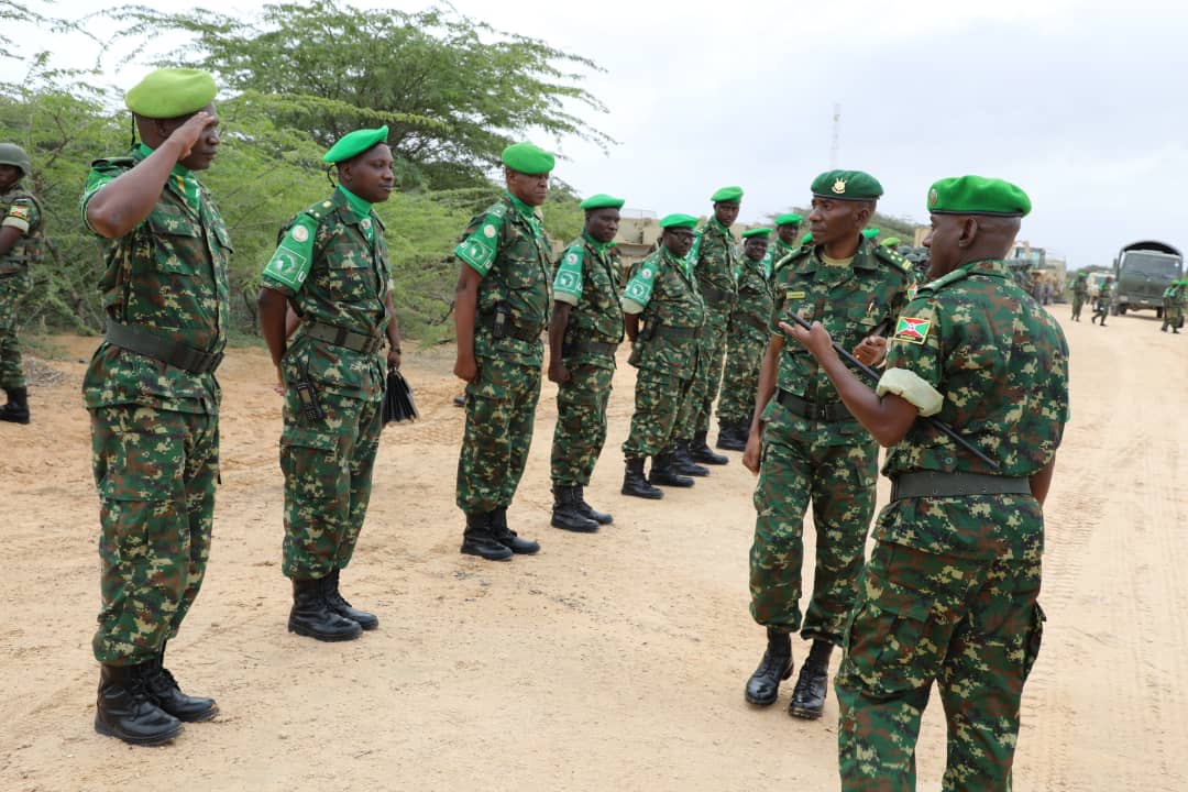 fdnbbi's tweet photo. Le chef de la #FDNB ,le Général P.Niyongabo clôture sa tournée de visite des positions des mil  bdais  de l'ATMIS à Maslah. Il les a appelés à user des moyens à leur disposition pr degrader les capacités des Al shabaabs partout  dans le secteur même ds les coins les plus reculés. https://t.co/ZLyPv7wxqZ
