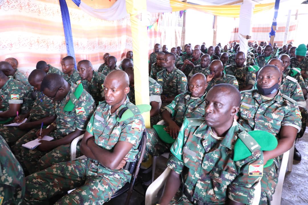fdnbbi's tweet photo. Le chef de la #FDNB ,le Général P.Niyongabo clôture sa tournée de visite des positions des mil  bdais  de l'ATMIS à Maslah. Il les a appelés à user des moyens à leur disposition pr degrader les capacités des Al shabaabs partout  dans le secteur même ds les coins les plus reculés. https://t.co/ZLyPv7wxqZ