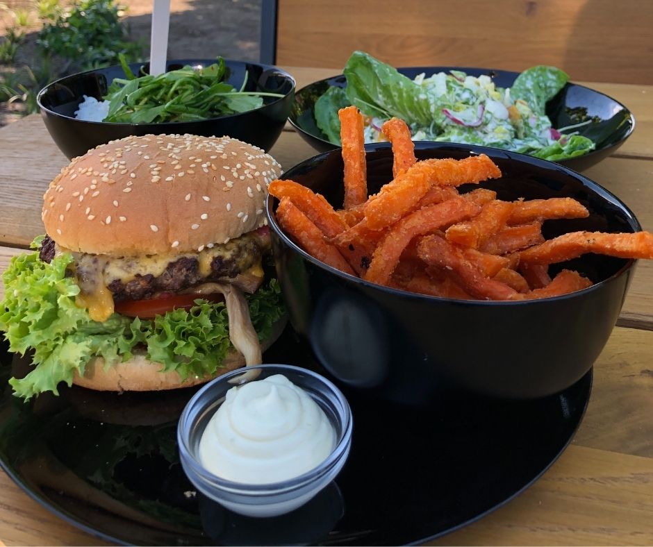 Gekommen, um zu bleiben: Unser Foodtruck! Von „Airstream-Burger“ bis zur veganen Bowl wird jetzt Feines in unserem glänzenden Truck gezaubert. 🍔🌿
Ab sofort immer wochentags von 11:00 bis 15:00 Uhr am Helios Klinikum Berlin-Buch. #burger #foodtruck #yummy #berlinbuch #airstream