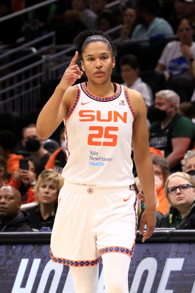 Alyssa Thomas of the Connecticut Sun had 8 points, 11 rebounds and 12 assists for her 5th straight double-double on Sunday.

She became the 5th player in WNBA history to record a double-double without scoring 10 points.