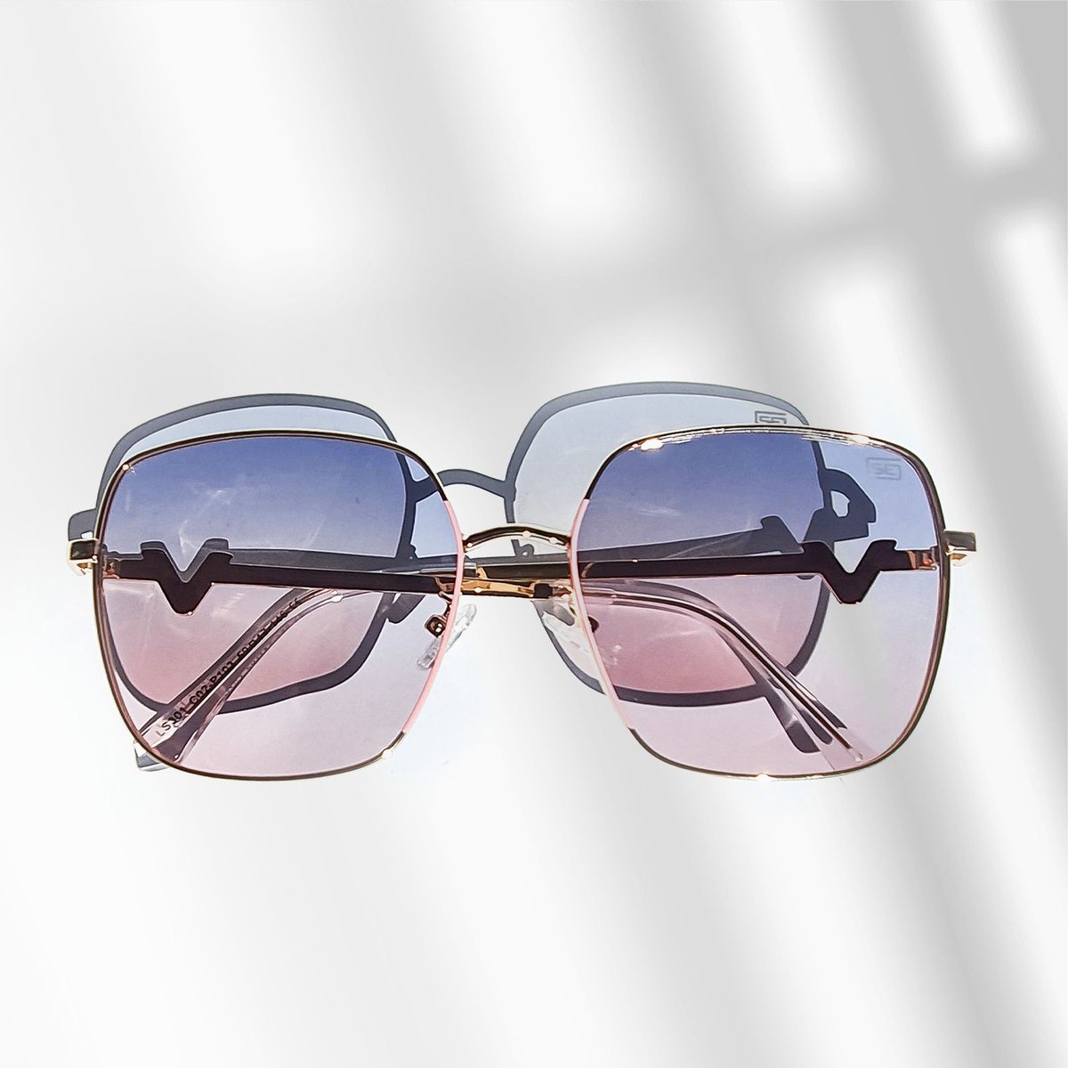 SthembiD's tweet photo. #Ad EYE WEAR DEFINES YOU!!

Please support local businesses and get yourself a pair.❤❤

TO ORDER OR ENQUIRE:
Follow👇

Twitter: @mertoneyewear

https://t.co/fLTN00TCYh

https://t.co/TJh50gjzwG

SEBrands is 100% local. https://t.co/C88VfYEWmT