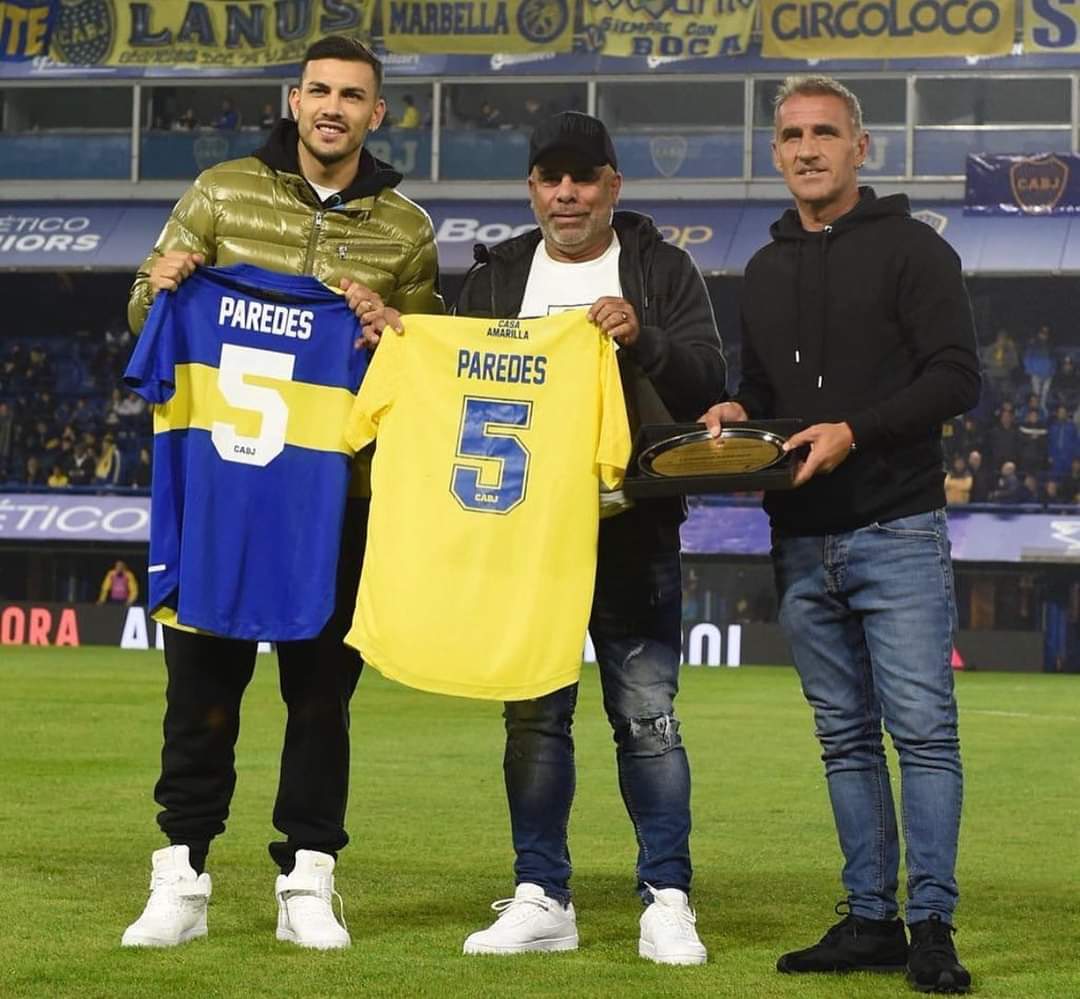 NicolasJuarezLR's tweet photo. #LeoParedes en la #Bombonera. #ChichoSerna y #RaúlCascini le #regalaron las #camisetas con una #plaqueta. https://t.co/bmiIox6yhq