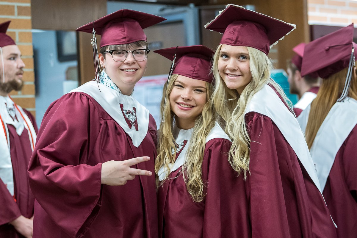 Smiles from @KennediBenko1 <a href="/jenna_pasadyn/">Jenna Pasadyn</a> and <a href="/KennedyWacker/">kennedy wacker</a> at graduation. #Classof2022 #Graduation2022
