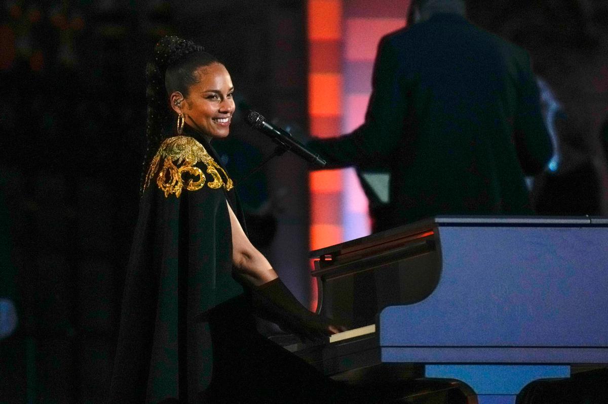 PageSix's tweet photo. Brits confused by Alicia Keys singing 'Empire State of Mind' for Queen's Jubilee https://t.co/hKVZj3KVRQ https://t.co/oAeQURPIjo