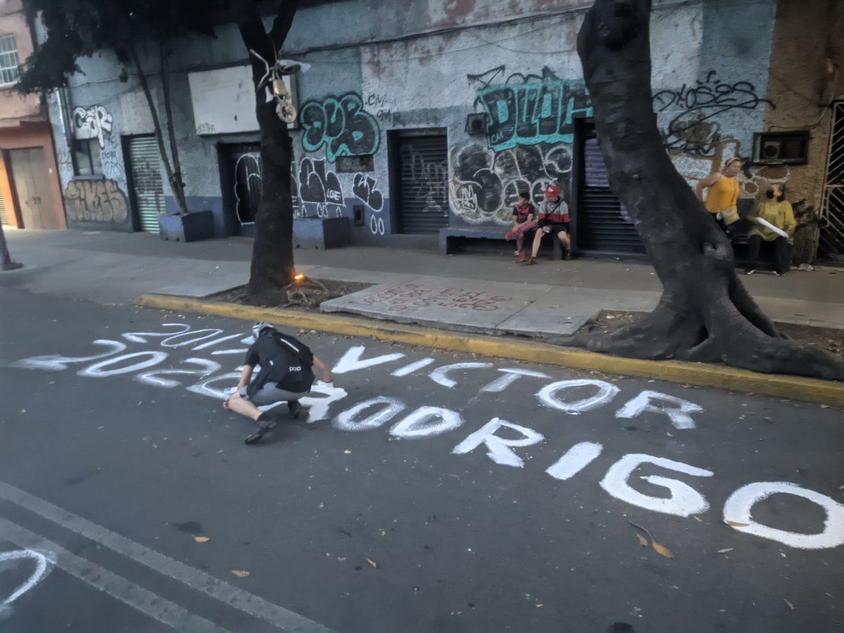 repartidorr's tweet photo. En 2015 #Victor
En 2022 #Rodrigo
Y que creen que va a decir @LaSEMOVI  @martibatres  @andreslajous @dober_gomez
@PedalTEnamoras @Yareny_li
@Cyb3rPsycho @GuillermoRuiz_T

 Vamos a negociar con la doña en ruedas. Osea ya ni los familiares. https://t.co/dxolEOi9aS