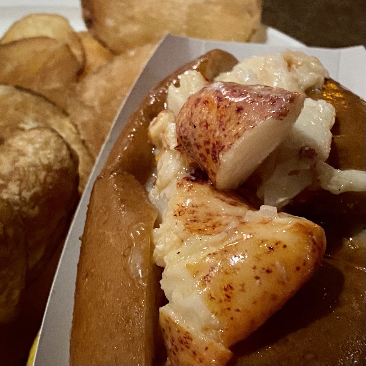 CMoneyKS's tweet photo. Spicy Bermuda Fish & Crab Dark Rum Chowder, and incredible Hot Buttered Lobster Roll washed down w/a Wormtown (Worcester MA) “Be Hoppy” IPA. #Boston #LobsterRoll #Lobstah #Chowdah #IPASnob #WickedGood https://t.co/EeVhBxDD2l