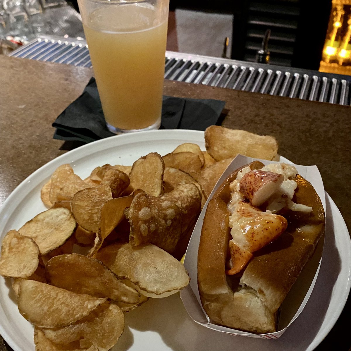 CMoneyKS's tweet photo. Spicy Bermuda Fish & Crab Dark Rum Chowder, and incredible Hot Buttered Lobster Roll washed down w/a Wormtown (Worcester MA) “Be Hoppy” IPA. #Boston #LobsterRoll #Lobstah #Chowdah #IPASnob #WickedGood https://t.co/EeVhBxDD2l