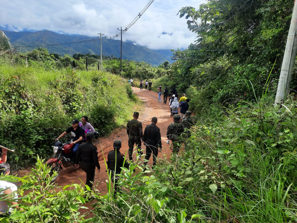 Ejercito_Div5's tweet photo. Desde el centro del casco urbano de Chaparral #Tolima, hasta la vereda las Tapias; la comunidad, en compañía del #BAAID5, #BICAI17, el programa #FeEnColombia del @COL_EJERCITO y @PoliciaColombia, realizaron caminata por La Vida, como rechazo a los actos violentos en el municipio. https://t.co/LBLSBPOT2t