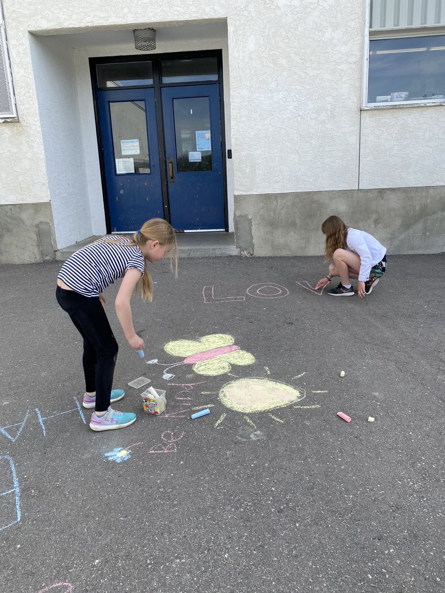 Spreading the love with chalk art!! ❤️Thank you to our grade two buddies for working on this project with us! ❤️<a href="/BelParkCBE/">Bel-Park School CBE</a> <a href="/MissGMah/">Miss. Mah</a>