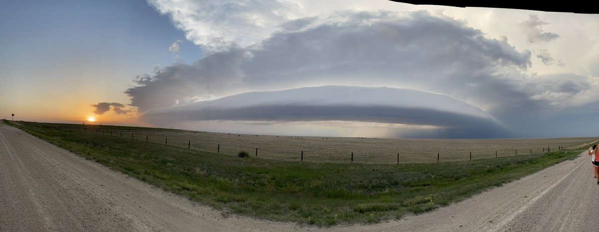ERAU_Chase's tweet photo. Shelf cloud south of Goodland KS. Top notch lighting too. #kswx https://t.co/d3Pqfs3MFe
