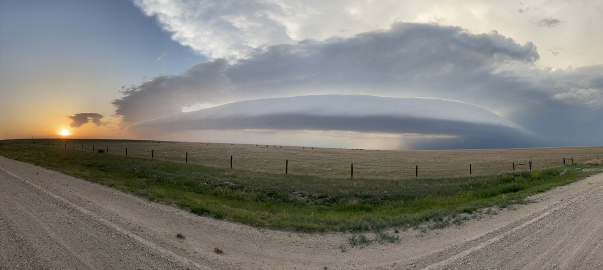 Shelf cloud south of Goodland KS. Top notch lighting too. #kswx
