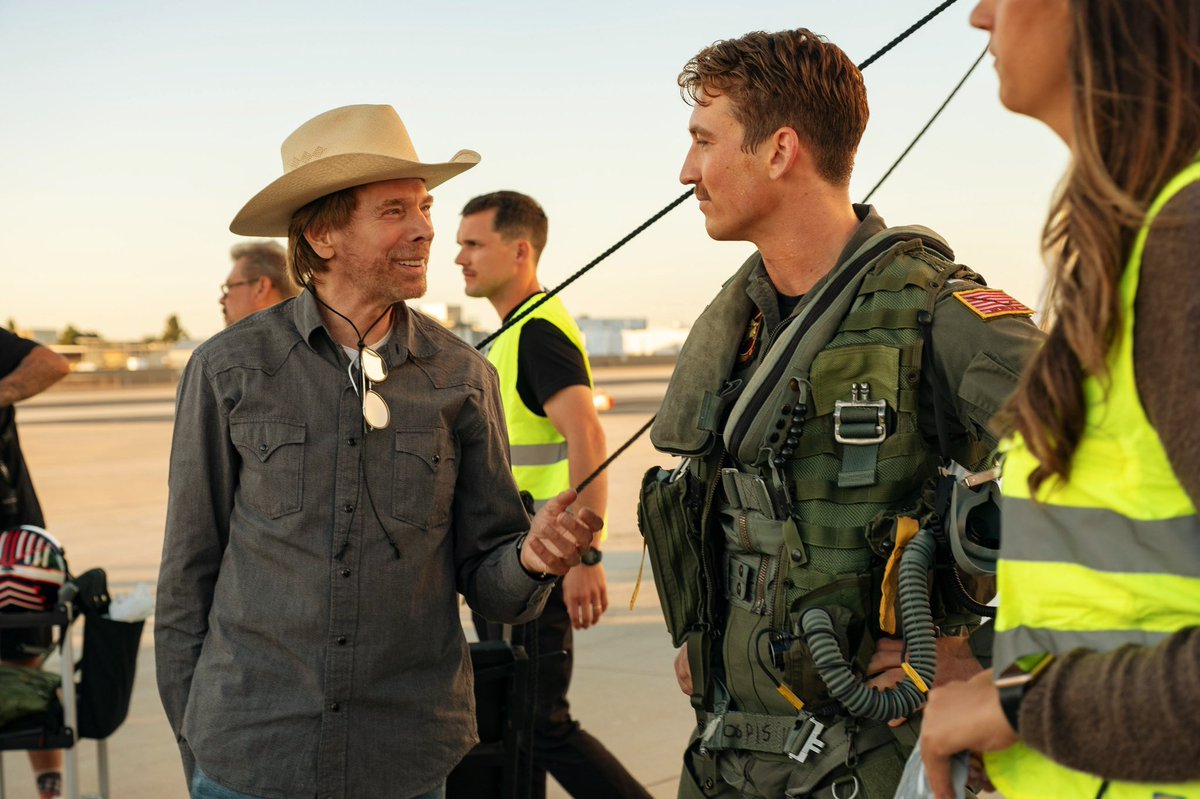 Miles_Teller's tweet photo. Behind the scenes  #TopGunMaverick #Rooster🐓 https://t.co/dvTqvTwMk5
