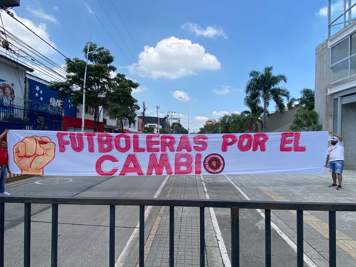 Hoy fue un día de clásico y final vallecaucana de fútbol profesional femenino. ✊🏽♀️

Las mujeres futboleras expresan su deseo de cambio e invitan a votar por <a href="/franciamarquezm/">Francia Márquez Mina</a> y @gustavopetrourrego ⚽️

¡Somos poderosas!