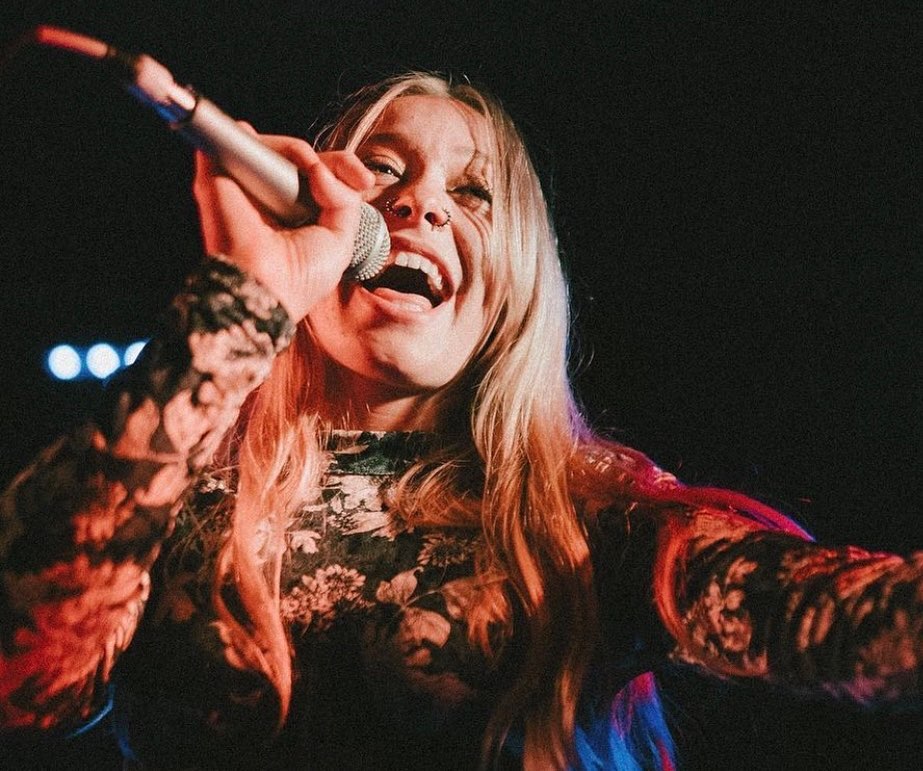 Velvet Bloom reveals their spine-tingling soul soother ‘Glimmer’ along with their debut EP next Sat 11 June. Come on up for an evening of pure music gold, with an epic lineup featuring the amazing Holly Hebe and the incredible Ed Moon.✨💗 
thetoff.com.au/gigs/velvet-bl…