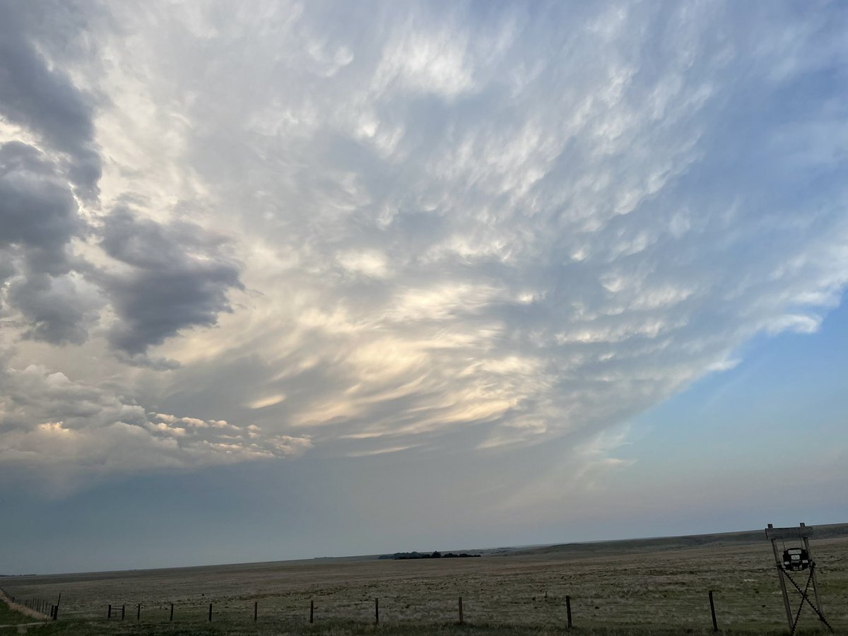 Some final pictures of the sunset shelf and backlit supercell south of Goodland tonight #kswx <a href="/NWSGoodland/">NWS Goodland</a>