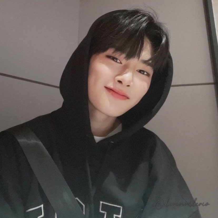 Here nanaman sa studio ><