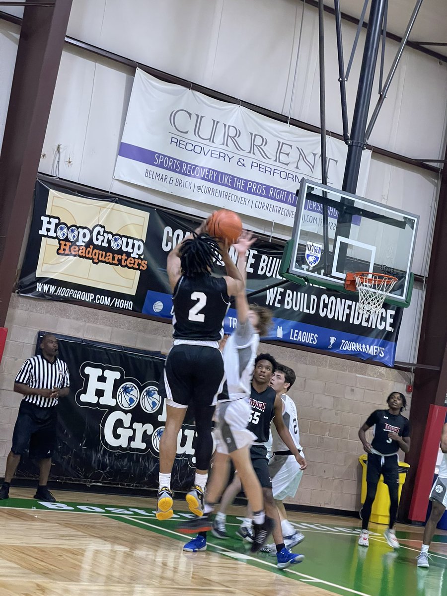 Took home the 🚢 tonight at the 17u <a href="/HoopGroupHQ/">Hoop Group HQ</a> #summerShowdown Bittersweet for a lot of these boys. This could be the last time they play at hoopgroup. Another solid day from <a href="/CHGuap15/">Connor Howard</a> <a href="/jaackoleary/">Jack O’Leary</a> <a href="/DevinKimmick/">Devin Kimmick</a> #mac10 had the best in the business ref our games!