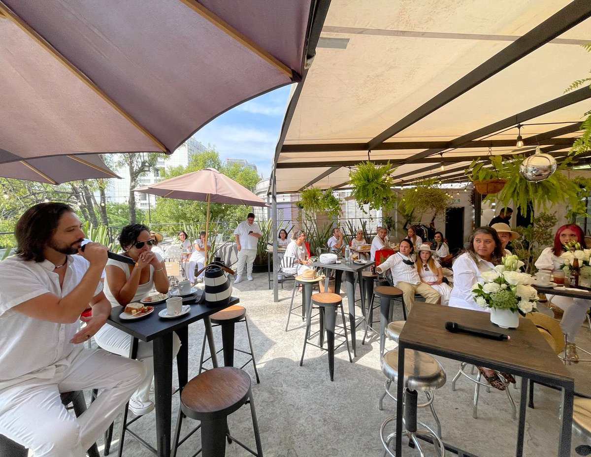 Después de partir también pensé en que las personas más importantes de mi vida celebraran una fiesta, es para ayudarles a no estar tristes y seguir. ¡Gracias por hacerlo posible! 🤍🎉
Ya solo falta llegar al mar. 🌊 #VuelaAltoRó