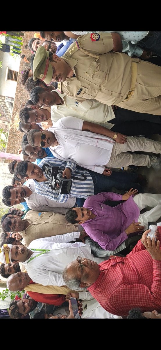 Deepak806883822's tweet photo. @mahamana4you @myogiadityanath  @myogioffice @PMOIndia 
@Uppolice 
Sir @mahamana4you  ji ghr aaye the bole the ki 
Apradhiyo ke ghr par buldojar chlaye or unka ghr giraye lekin police ne aayesa kuch nai kiya 
Or ab apradhi log mere ghr walo ko jan se marne ki dhmaki de rahe hai https://t.co/zBVR7HXY2x