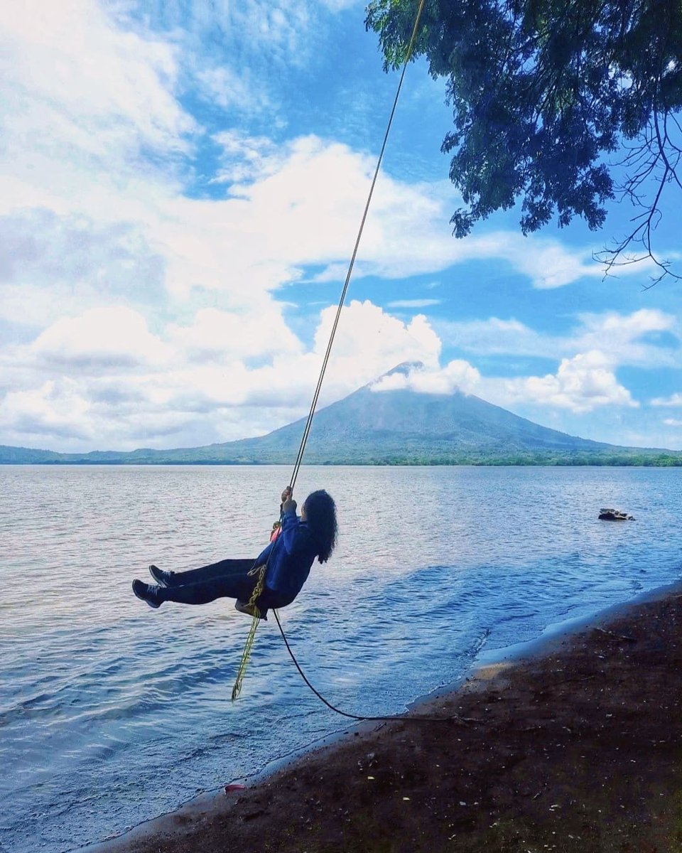 AngieIgles's tweet photo. Never be afraid of being who you are. 🏝🏞⛰️💙 #mybdaytrip #sundayvibes #adventures #island #isladeometepe #playalosmangos #Nicaragua https://t.co/pPDmCkjG33