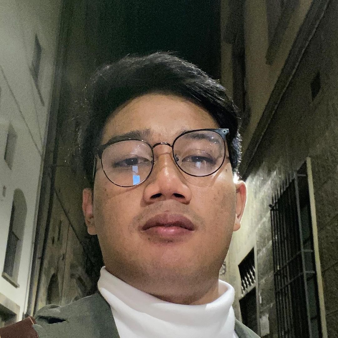 ata_lia's tweet photo. Tapi mengapa kamu yang ceria, lucu, ringan tangan, sabar, selalu wangi dan tiba-tiba saja senang difoto di akhir-akhir kebersamaan kita, terus membuat dada ini sesak, dan air mata tak kunjung kering.

Foto terakhir adalah foto berdua kita di pagi sebelum insiden itu. https://t.co/Dp6hDlNL9C