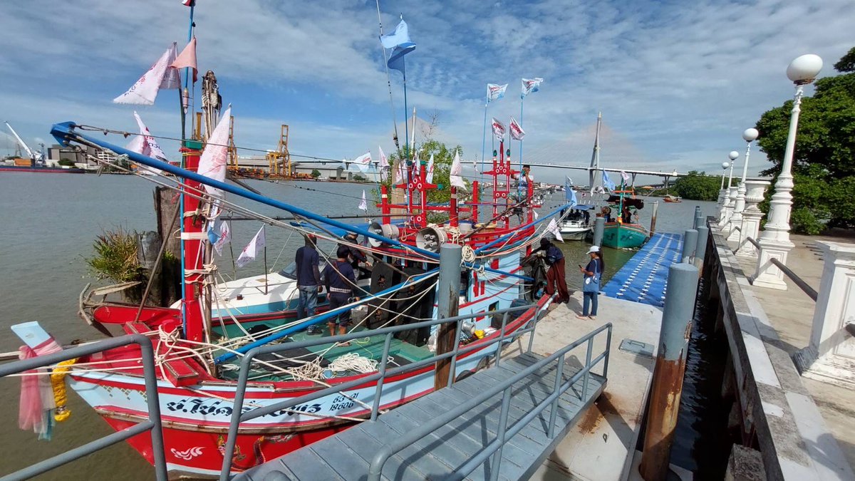 theactive_net's tweet photo. 9.40 ขบวนเรือรณรงค์ #ทวงคืนน้ำพริกปลาทู เคลื่อนล่องเรือรณรงค์ให้คนเมือง ผู้บริโภค รับรู้ปัญหาหยุดการจับ-ขาย-ซื้อ สัตว์น้ำวัยอ่อน ตลอด 2 ฝั่งเจ้าพระยา  จากบริเวณท่าเรือวัดจากแดง สมุทราปราการ มุ่งหน้าท่าเรือบริเวณสวนสันติชัยปราการ 
#หยุดจับสัตว์น้ำวัยอ่อน
#TheActive 
#ThaiPBS https://t.co/gyVKVFOSca
