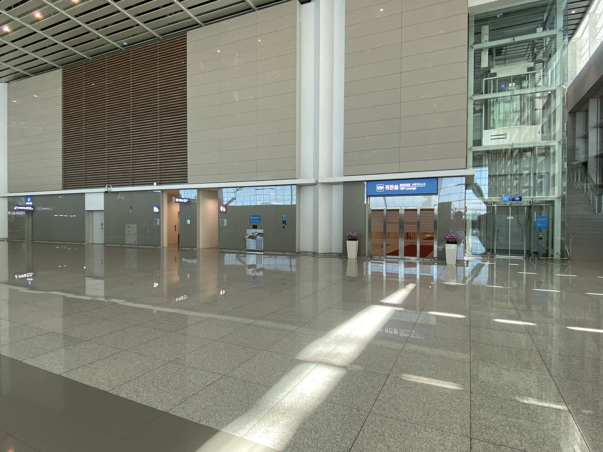 이낙연 대표님 출국. 인천공항 제2터미널 사전답사왔습니다. 귀빈실은 3층 A카운터 뒷편 통로로 쭉 들어오시면 됩니다. 현재까지 업데된 상황으론 이 앞에 집결입니다. (계속)