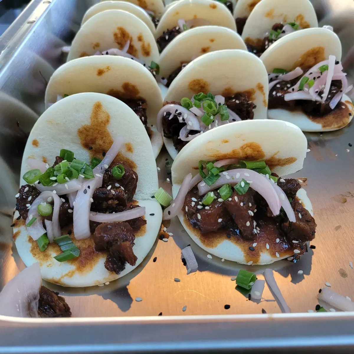 soulfoodscholar's tweet photo. Kicking off the 2nd annual #gottobenc #chef #field trip at Barcos Food Compny in #Oriental,  #NC: #nachos, #porkbelly #bao (fantastic), boiled #shrimp, #salad, #jambalaya, #burgersliders and #condiments. Also had a gin tasting sponsored by 1000 Piers gin. https://t.co/evLFxqUCTO