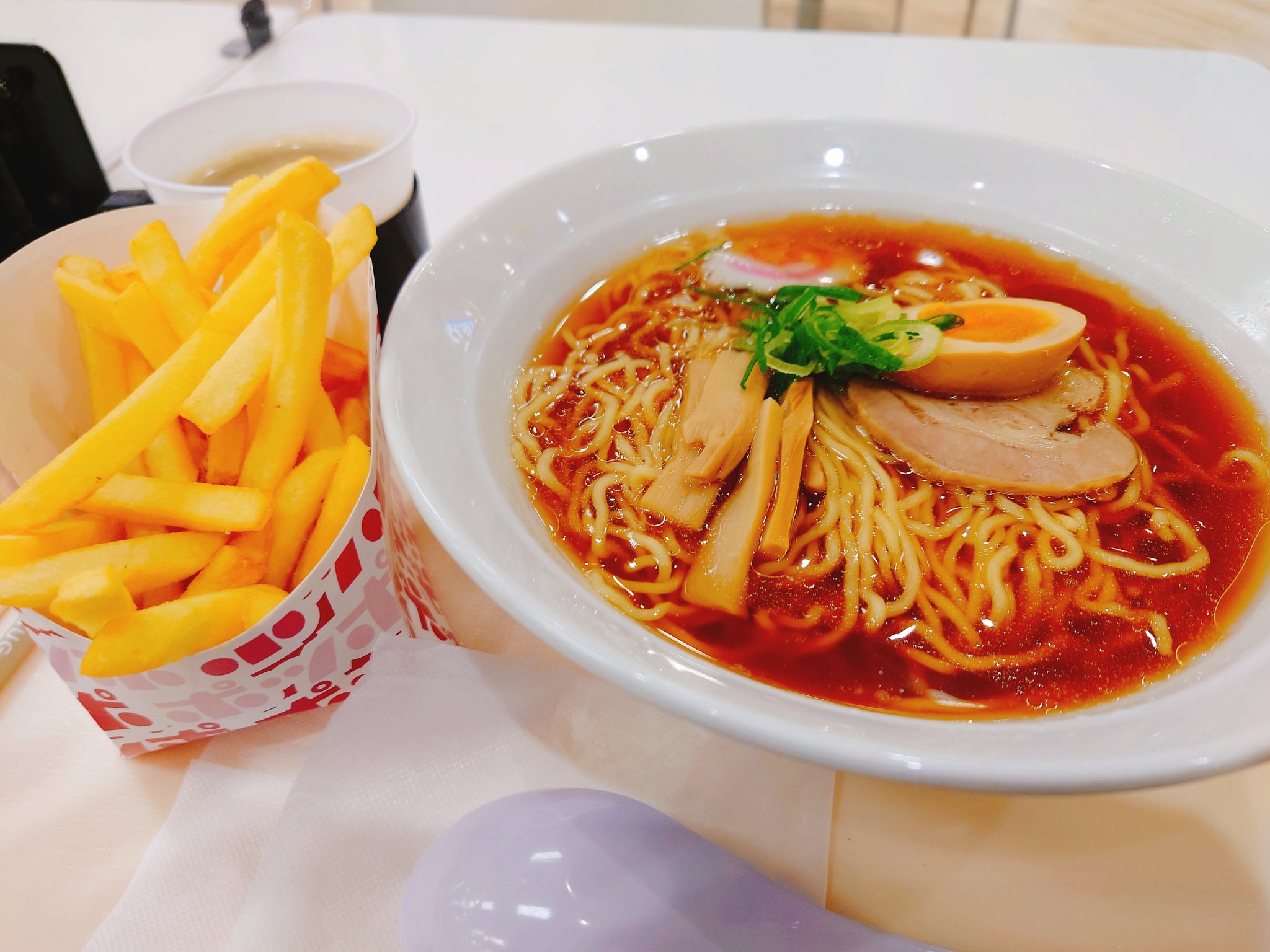 Ssssss 初めてのポッポｗ ラーメン頼んだら ポテトのセットがお買い得ですと 初めての組み合わせ ご飯でなくポテト 炭水化物に炭水化物ｗ 気分は海外ですね 川崎 ラーメン ポッポ T Co Zzo5tnva9l Twitter