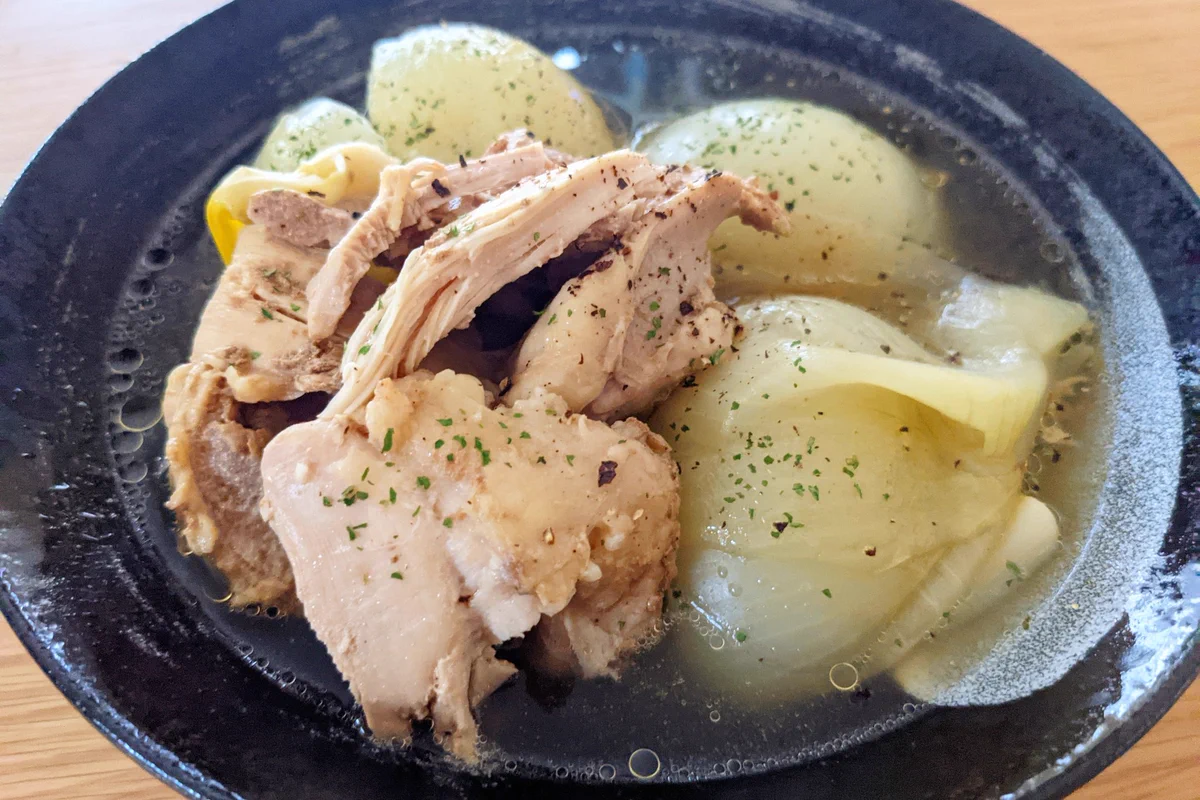 炊飯器のスイッチひとつで完成！とろとろオニオンチキンスープ。