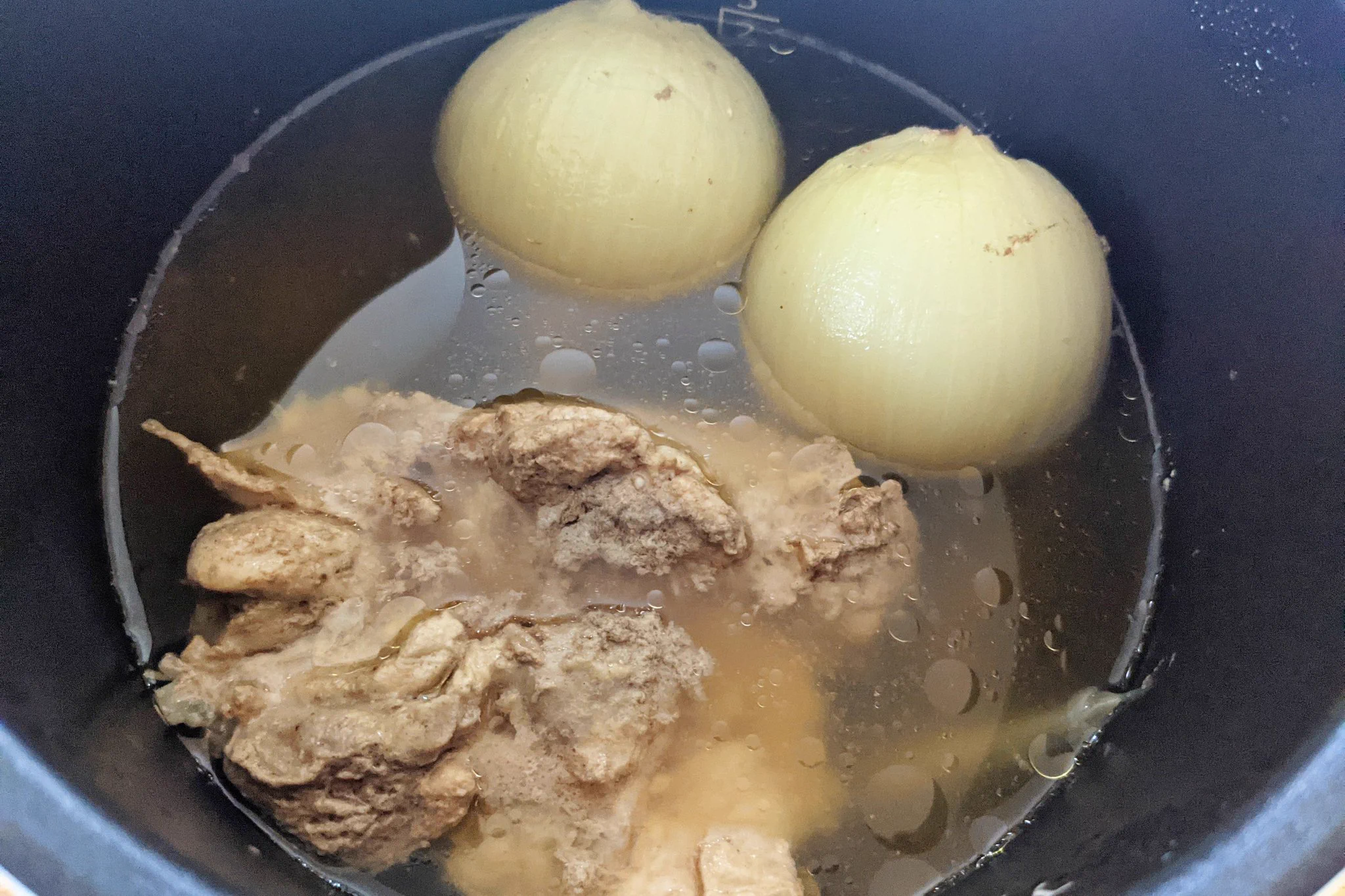炊飯器のスイッチひとつで完成！とろとろオニオンチキンスープ。