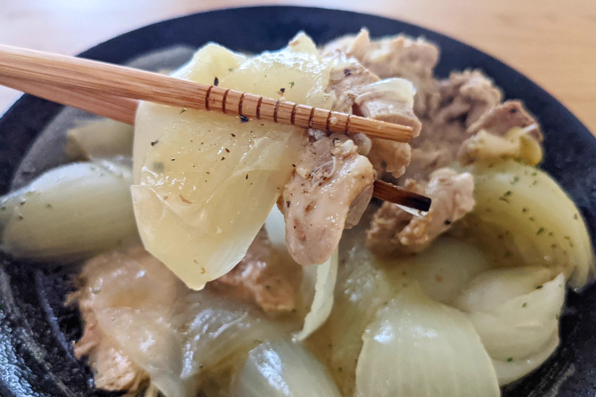 炊飯器のスイッチひとつで完成！とろとろオニオンチキンスープ。