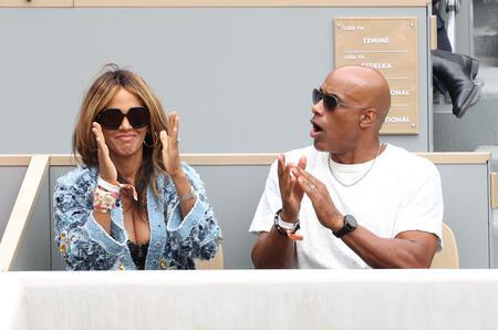 station19source's tweet photo. Boris Kodjoe and Nicole Ari Parker in the stands during French Open Roland Garros 2022 on June 05, 2022 in Paris, France
@BorisKodjoe on the red carpet
#Station19 #FenchOpen #RolandGarros https://t.co/ifNNOMfQ8Z
