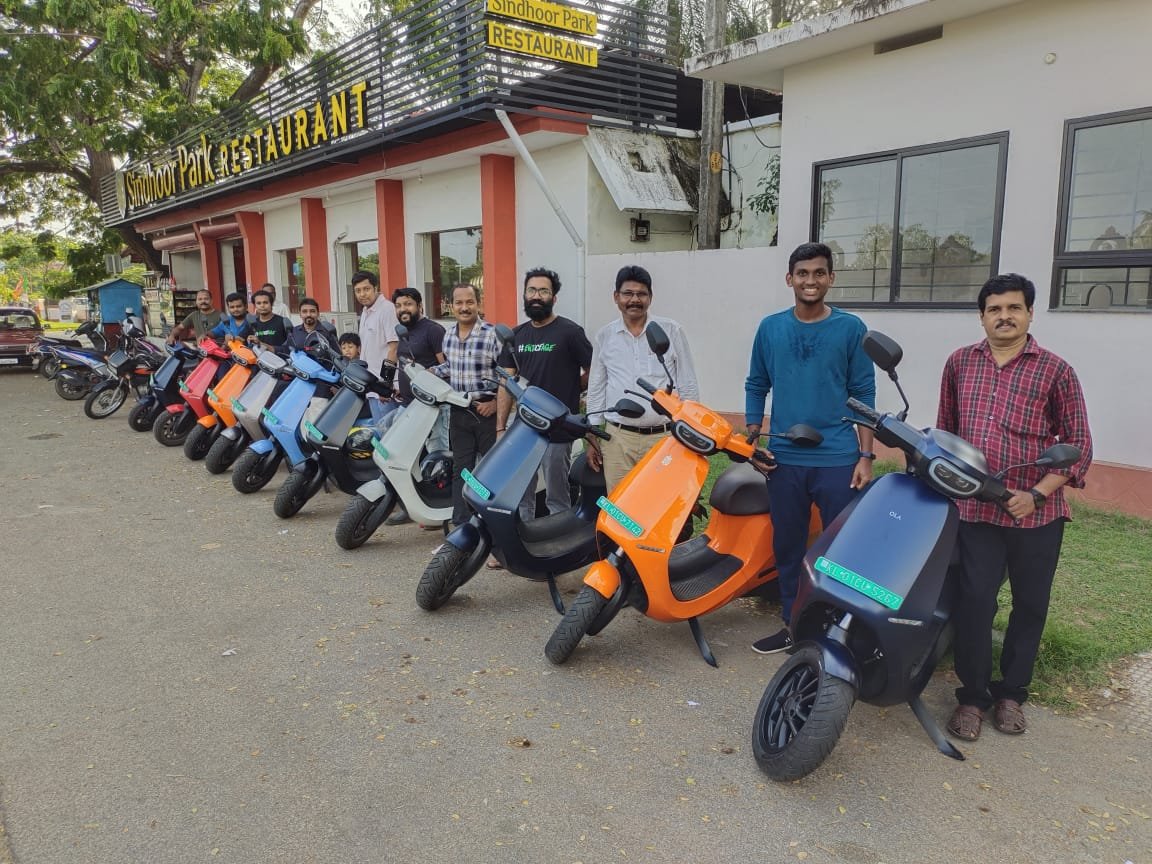 binuvjmd's tweet image. Unofficial meetup at trivandrum. Every one is very happy to own this machine and waiting for #moveOS. Please consider our city too. @bhash @OlaElectric @Manojlk1981