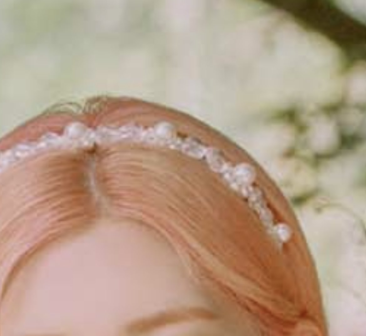 LOONAGEDDON's tweet photo. The last 3 album teasers have all had members wearing pearls! https://t.co/cXlvagwW3K