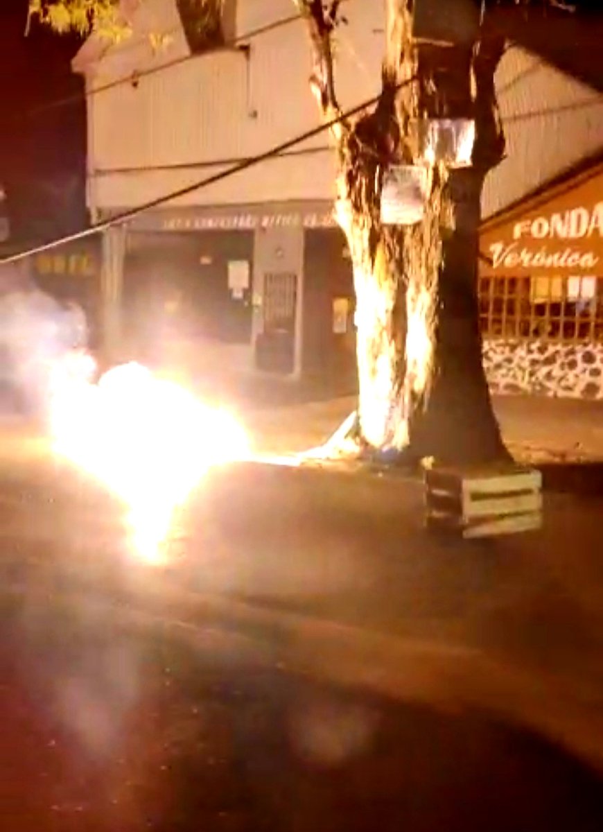 Habitantes del Poblado de Santa María Ahuacatitlán denunciaron que <a href="/CFE_Contigo/">CFE_Contigo</a> <a href="/CFEmx/">CFEmx</a> no acude a reparar cable que se incendió y son varias viviendas las que se han quedado sin luz.

S.O.S