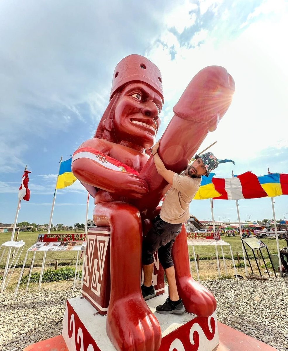 Alvaro_Alejos_m's tweet image. En la primera imagen Sebastian Rubio critica al mayor grupo económico (Intercorp), pero después aparece trabajando como modelo en Oechsle 🤨🤔, si no es hipocresía y oportunismo, no sé que es. 
JAJAJAJAJAJAxddd, pasas que cosan.

#oeschle