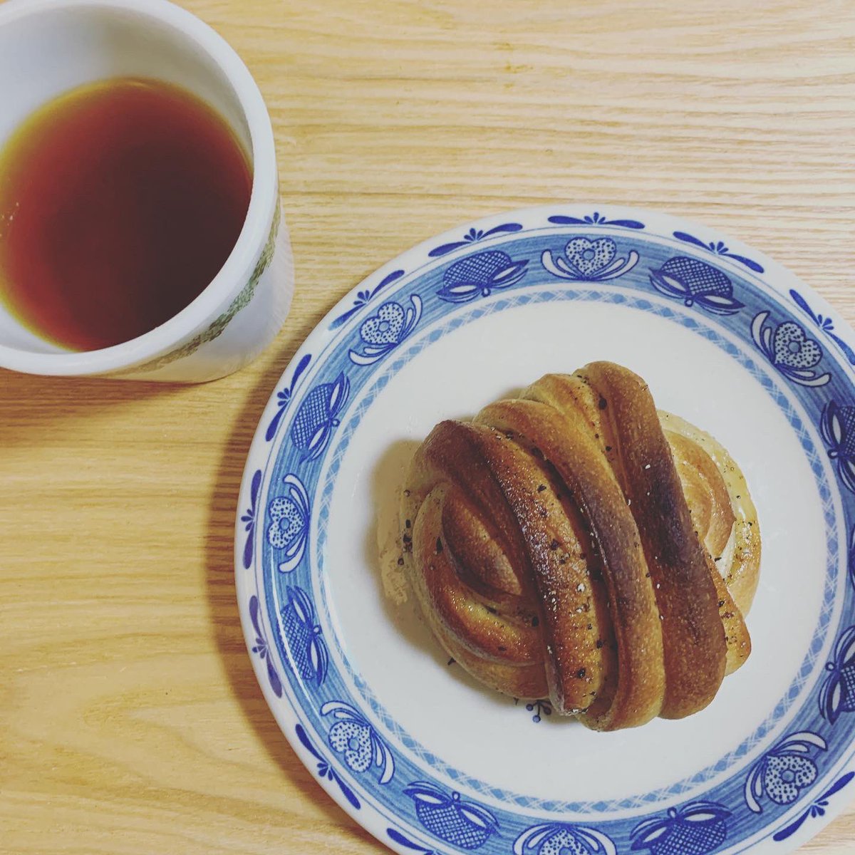 palkinoko's tweet photo. 今日の朝ごはん＊ユヌクレさん(@uneclef )のカルダモンロール。このグルグル巻いた生地がモチモチしててめちゃくちゃクセになる！うっとりするカルダモンの香りも好きー😍
#おうちごはん
#朝ごはん
#カルダモンロール
#ユヌクレ
#uneclef https://t.co/yy9uCmYzhu