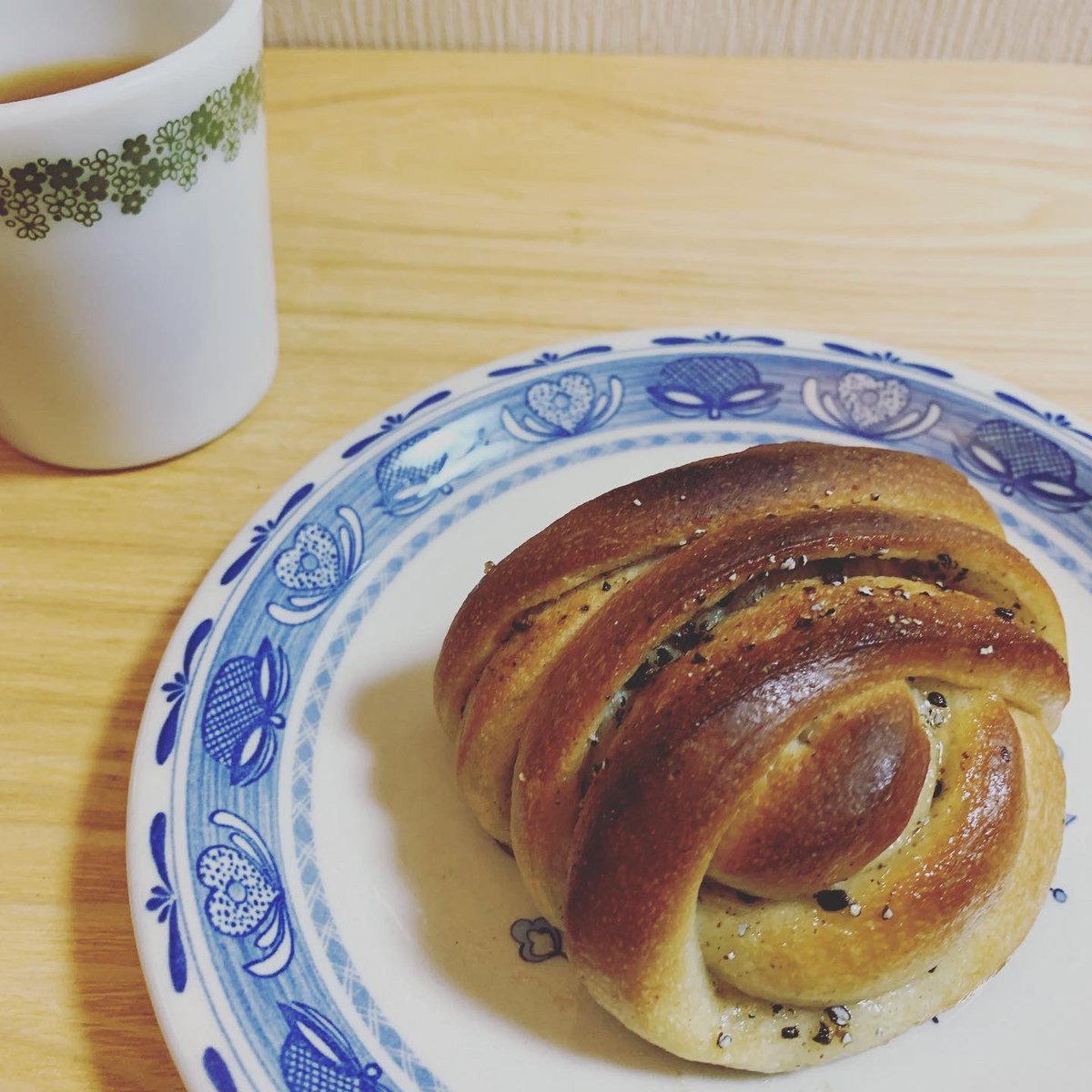 palkinoko's tweet photo. 今日の朝ごはん＊ユヌクレさん(@uneclef )のカルダモンロール。このグルグル巻いた生地がモチモチしててめちゃくちゃクセになる！うっとりするカルダモンの香りも好きー😍
#おうちごはん
#朝ごはん
#カルダモンロール
#ユヌクレ
#uneclef https://t.co/yy9uCmYzhu