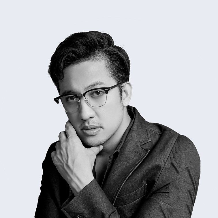 ซีรีส์ รักปากแข็ง Somewhere Somehow 2568 "กี้" คือสาวหล่อสายซึนที่ซ่อนทุกความรู้สึกไว้ภายใต้ท่าทีปากแข็ง ขณะที่ "พีม" คือคุณหนูจอมขี้หึง ผู้เก่งกาจในการ 'อ่อย' และแกล้งอีกฝ่าย แต่ไม่เคยยอมพูดความในใจตรงๆ ความสัมพันธ์ของเพื่อนสนิทในชุดนักเรียนจึงเต็มไปด้วยโมเมนต์น่ารัก ปั่นป่วน และความเข้าใจผิดที่สั่งสม จนกระทั่งกำแพงที่ชื่อว่า "ครอบครัว" และ "เวลา" ได้พรากพวกเขาออกจากกันนานถึง 7 ปี… บัดนี้ ในดินแดนแห่งอาทิตย์อุทัย ทั้งคู่กลับมาเผชิญหน้ากันอีกครั้ง ความคิดถึงที่ฝังลึกได้ปลุกไฟในใจให้ลุกโชน บททดสอบสุดท้ายคือการทลายกำแพงของตัวเอง แล้วเอ่ยคำว่ารักที่ค้างคาให้ได้ ก่อนที่โอกาสครั้งที่สองนี้จะเลือนหายไปตลอดกาล 1