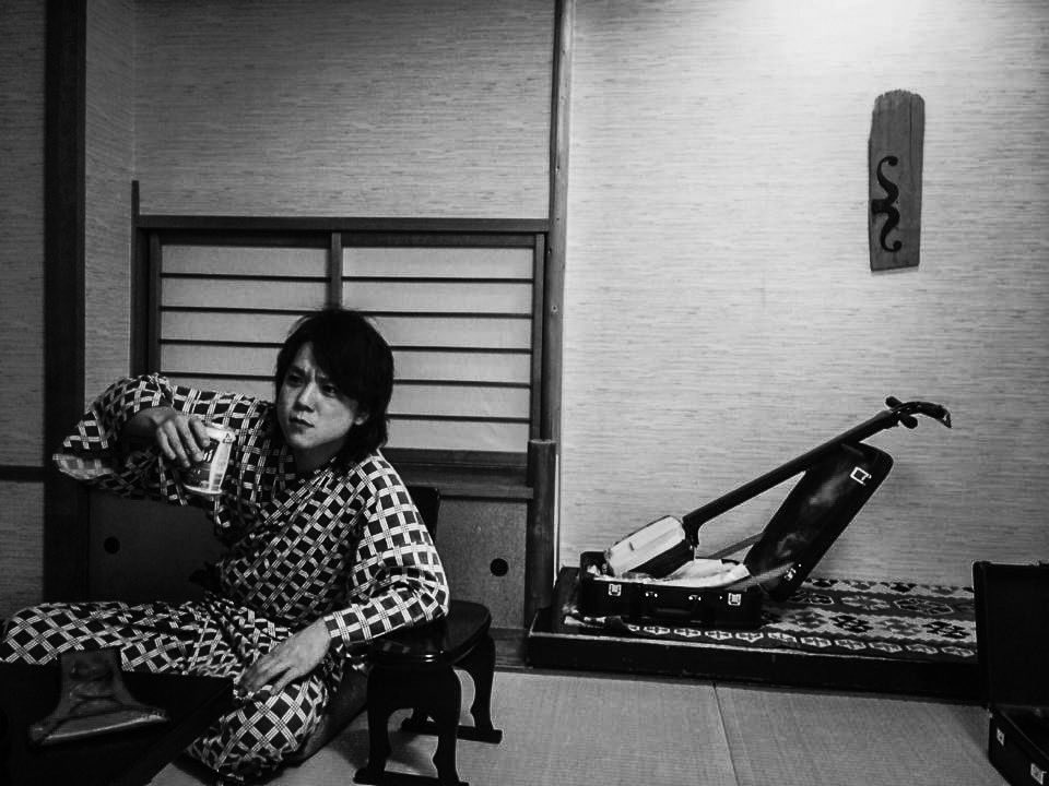 TheShamisenists's tweet photo. ジャック、実は寝言がヤバい。
こないだも会話レベルの声量で
『やっぱそれだとイニシアチブ握られるからさぁ〜』と言ってました。どんな夢？
僕は慣れたものなので聞き流していると、たまに『なんでシカトすんだよ！』とキレられます。寝言と会話の境界線むずいて

#ジャック語録 https://t.co/6wbMPKmKQo