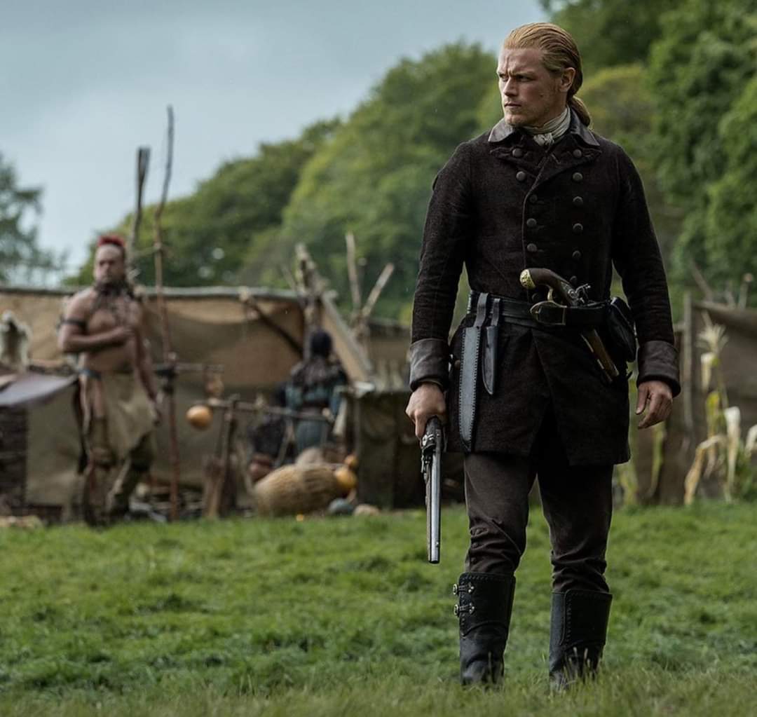 OUTLANDER_LAT's tweet photo. Que porte y que elegancia #JamieFraser #SamHeughan #Outlander https://t.co/vZGEYZC6Eo